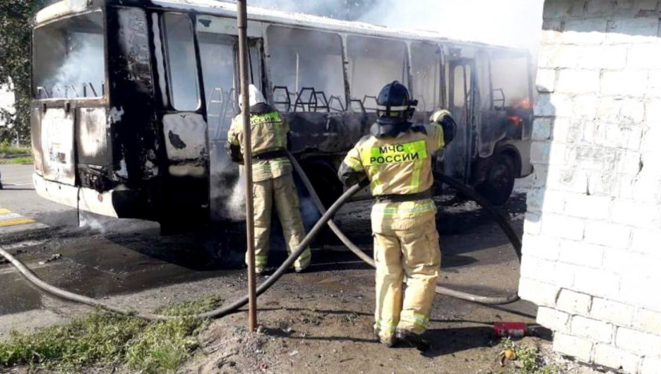 В Бийском районе сгорел пассажирский автобус