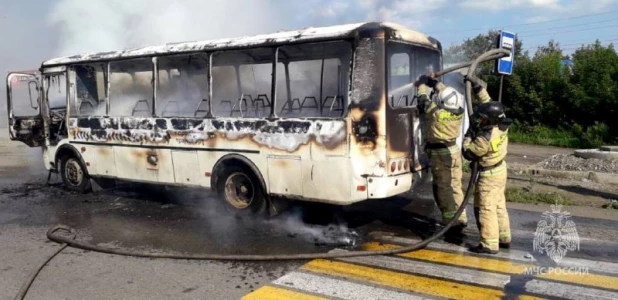 В Бийском районе сгорел пассажирский автобус