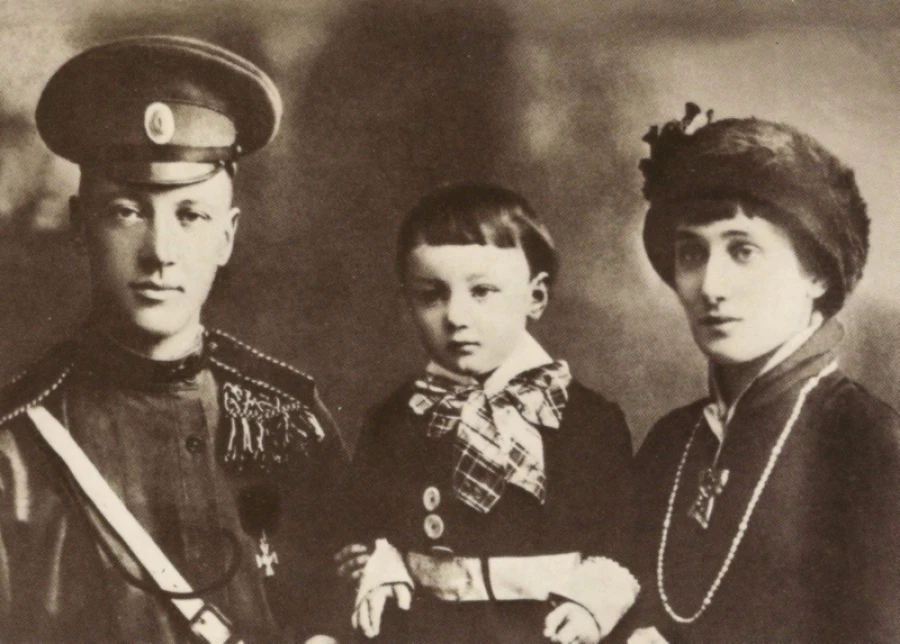 Анна Ахматова с мужем Николаем Гумилевым и сыном Львом.