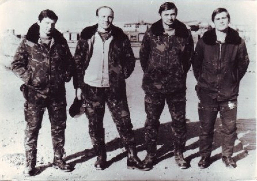 Константин Павлшюков (первый справа) с сослуживцами на аэродроме Баграм. Январь 1987 год.