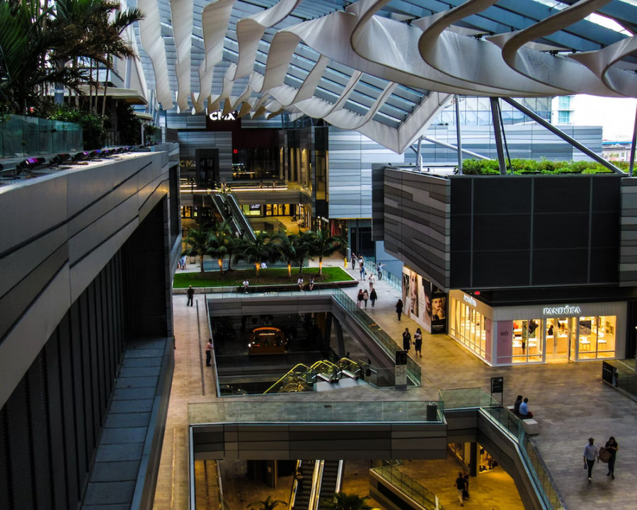Распространённое проявление эко-тренда — стеклянные крыши в помещениях. С таким решением торговые центры экономят на дневном освещении. 