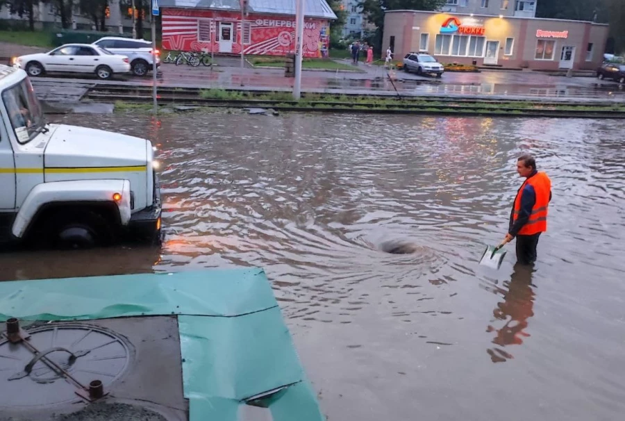 Дорожники очищают ливневки после дождя.