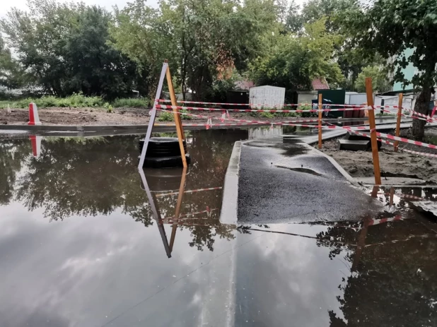 Жители пожаловались на затопленный двор.