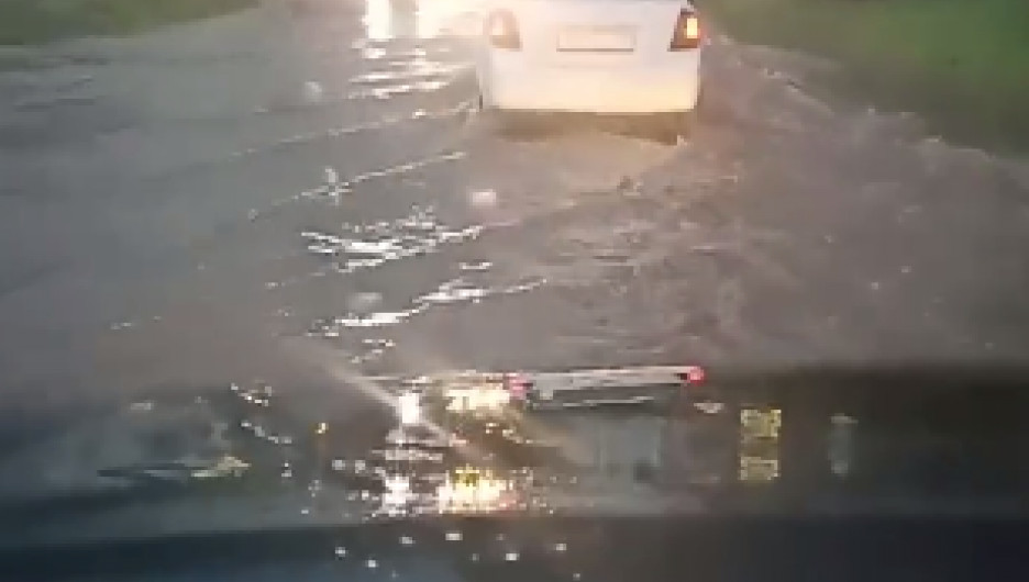 Затопленные улицы в Барнауле.