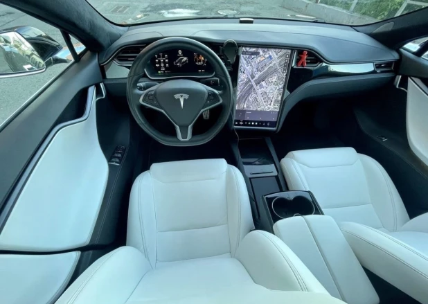 Tesla Model S AT