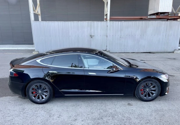 Tesla Model S AT