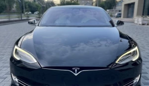 Tesla Model S AT