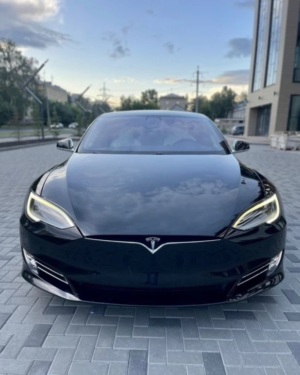 Tesla Model S AT