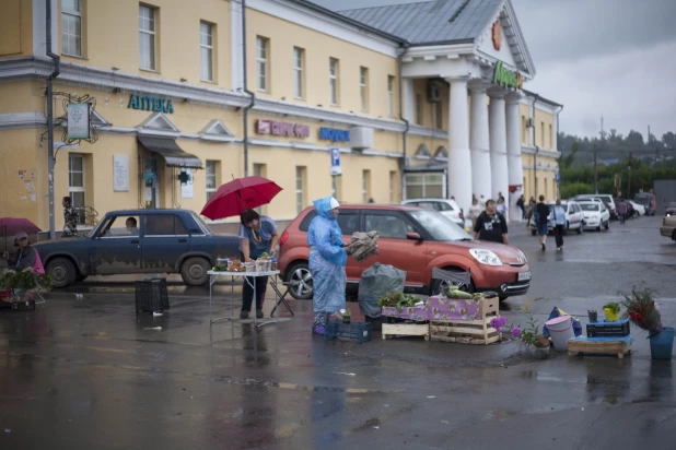 Бабушки с товарами.