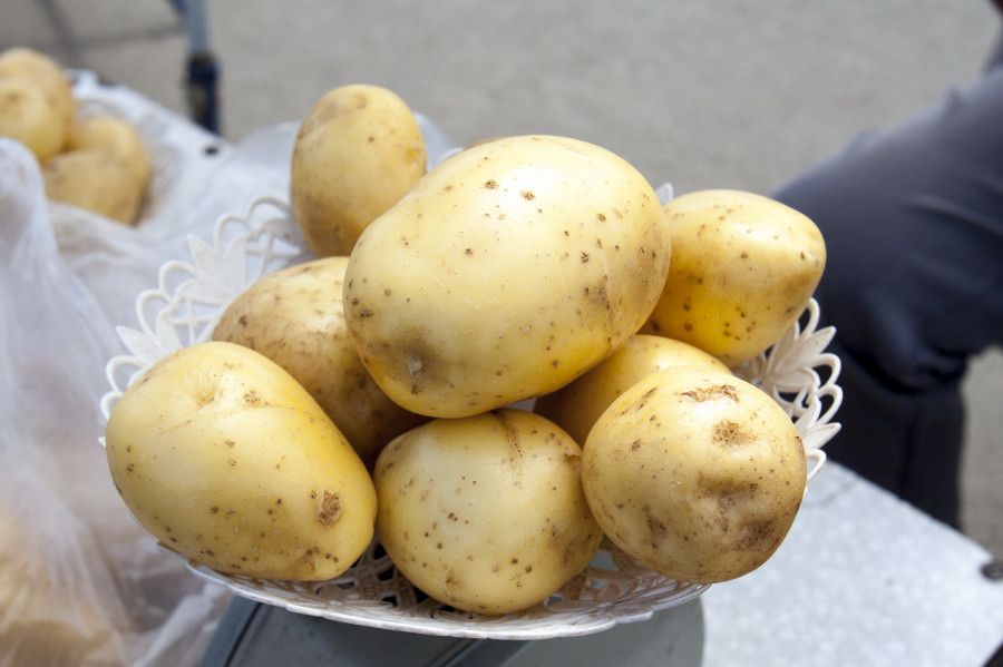 Картофель продают в Барнауле.