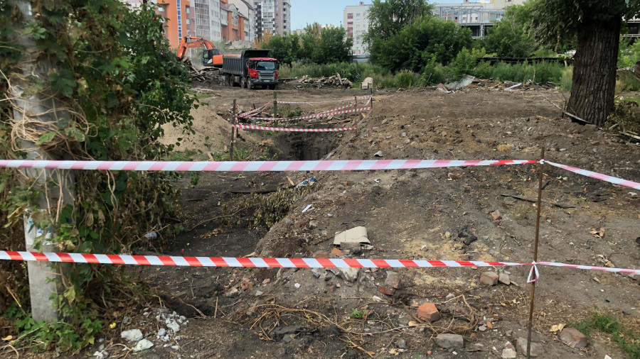 Расчистка участка после сноса дома на ул. Интернациональной в Барнауле.