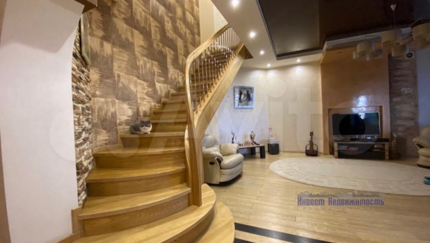 Двухэтажная 4 - х комнатная квартира продается в центре Барнаула за 16 млн рублей