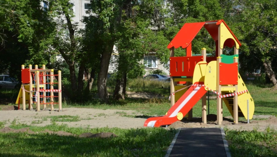 В 19 дворах Барнаула обновили детские площадки.
