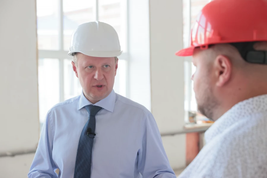 Томенко проверил ремонт школы в селе Ракиты и посетил новую амбулаторию.