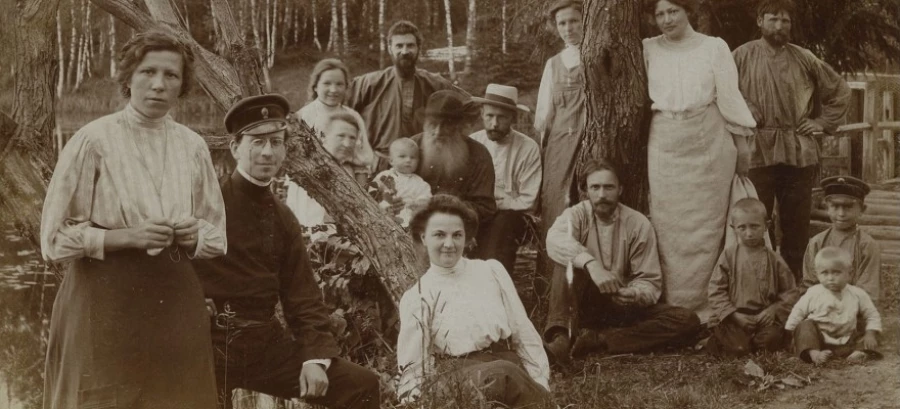 Семья Шиловских. На переднем плане в пенсне Андрей Шиловский. На заднем плане слева -  Борис Шиловский, архитектор Барнаула.