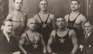 Владимир Иванов (в центре), дата фото не указана.