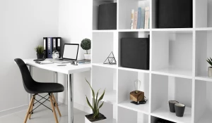 Комната. Белый стеллаж.