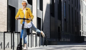 Самокат. Девушка.