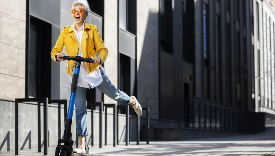 Самокат. Девушка.