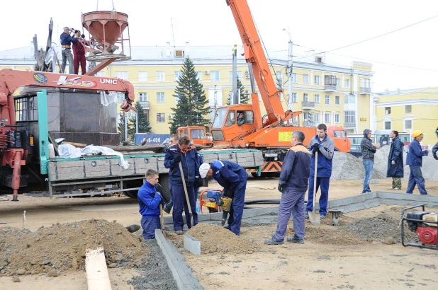 Памятник Переселенцам на Алтай устанавливают в Барнауле, 2012 год. 