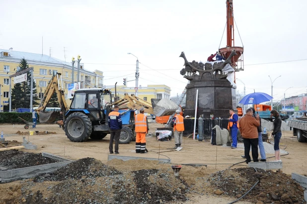 Памятник Переселенцам на Алтай устанавливают в Барнауле, 2012 год. 