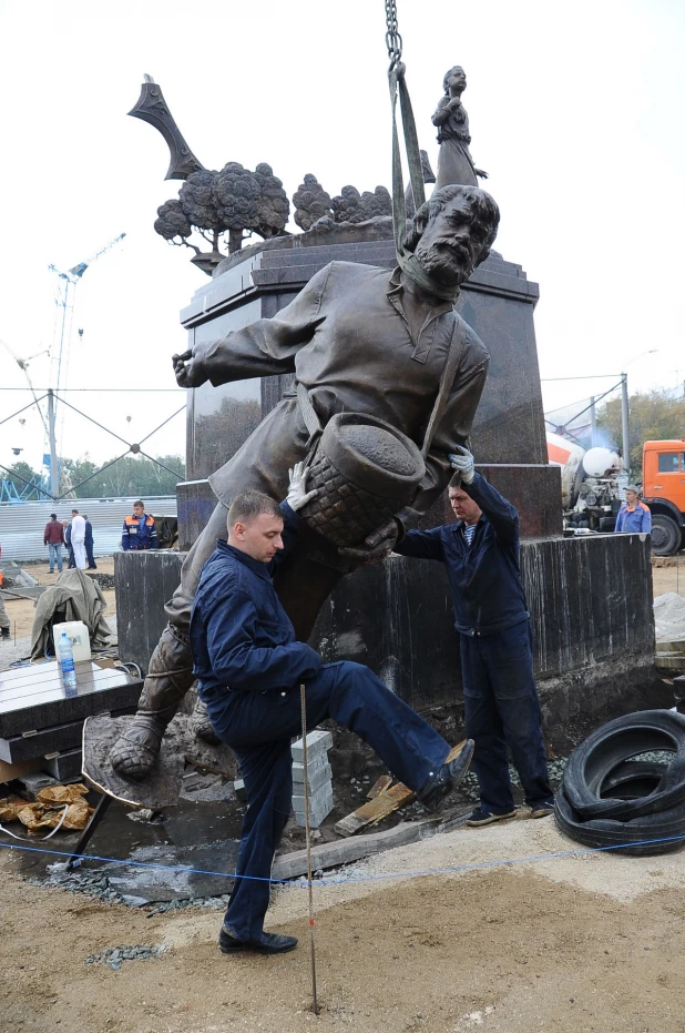 Памятник Переселенцам на Алтай устанавливают в Барнауле, 2012 год. 