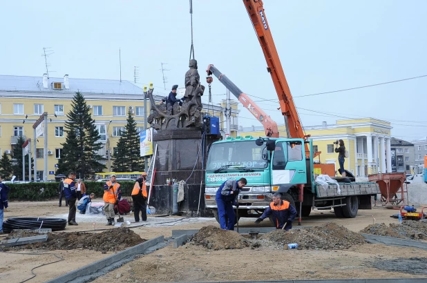 Памятник Переселенцам на Алтай устанавливают в Барнауле, 2012 год. 