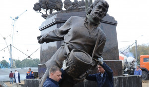 Памятник Переселенцам на Алтай устанавливают в Барнауле, 2012 год.