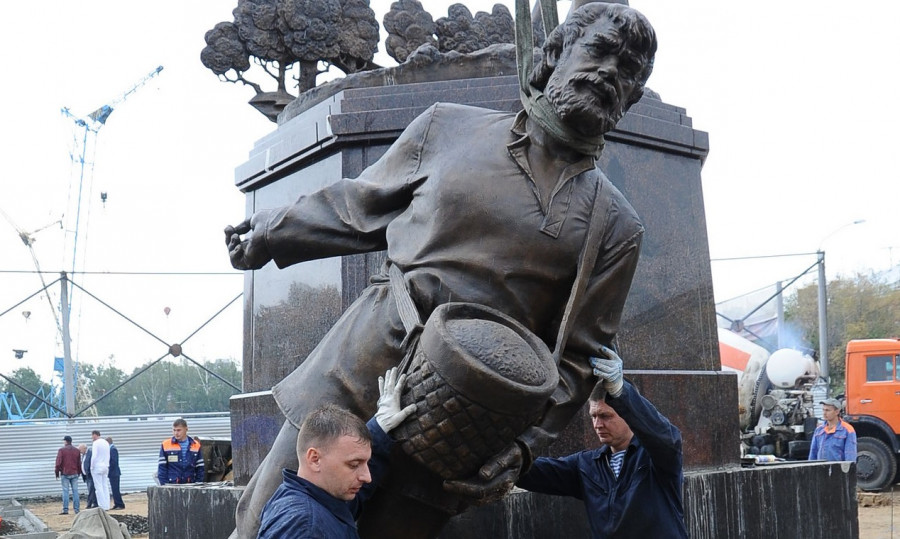 Памятник Переселенцам на Алтай устанавливают в Барнауле, 2012 год.