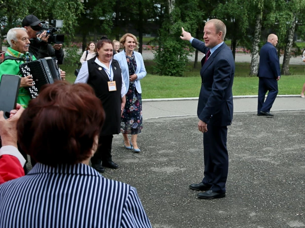 Губернатор Виктор Томенко побывал на слете «серебряных» волонтеров Алтайского края.