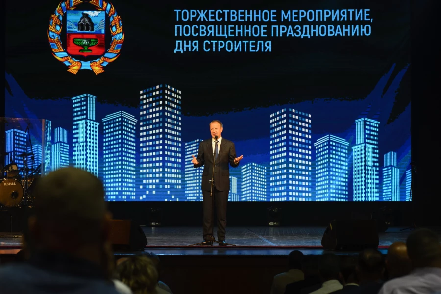 Мероприятие посвященное Дню строителя. Поздравление губернатора АК Виктора Томенко.