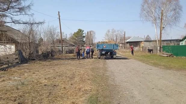 Субботник в одном из сел Заринского района.