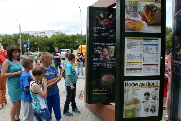 Открытие первого "Макдональдса" в Барнауле. 