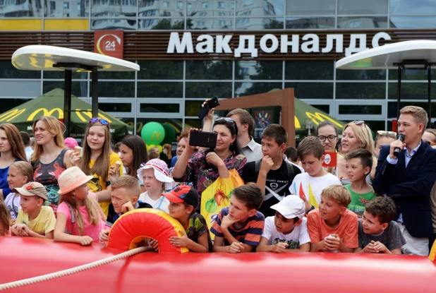 Открытие первого "Макдональдса" в Барнауле. 