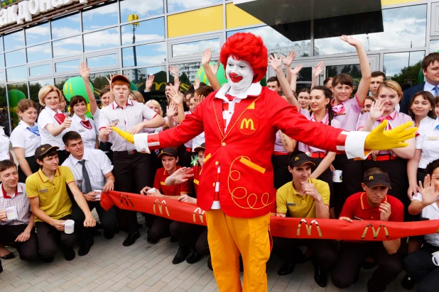 Открытие первого "Макдональдса" в Барнауле. 