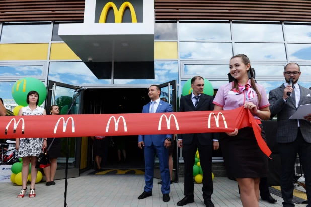 Открытие первого "Макдональдса" в Барнауле. 