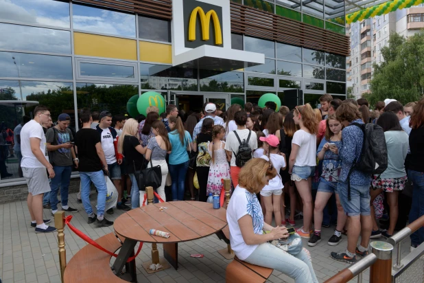 Открытие первого "Макдональдса" в Барнауле. 