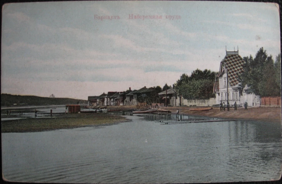 Дом Александра Лесневского на берегу озера.