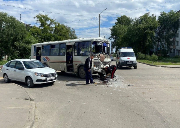 Грузовик столкнулся с автобусом. 