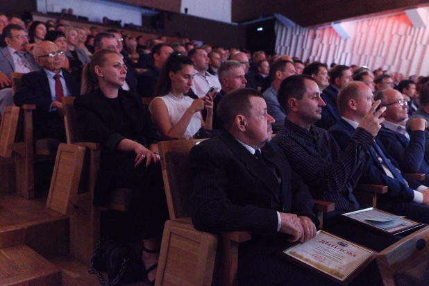 Губернатор Виктор Томенко посетил церемонию в честь промышленников Алтайского края.