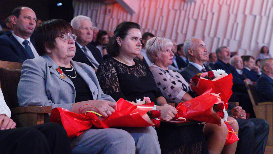 Губернатор Виктор Томенко посетил церемонию в честь промышленников Алтайского края.