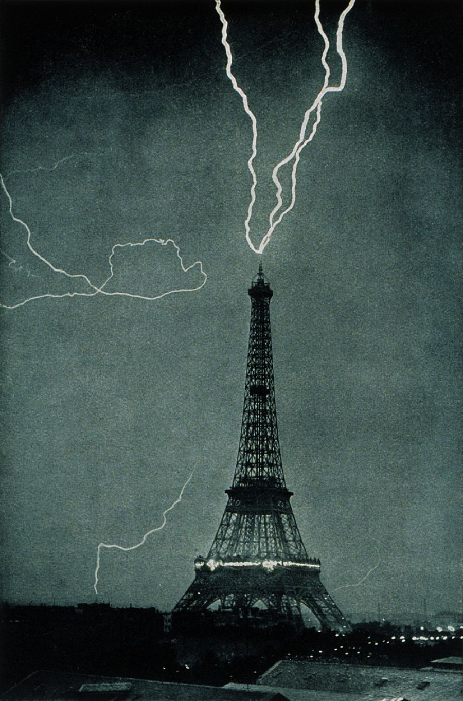 Молния бьёт в Эйфелеву башню,1902 год.