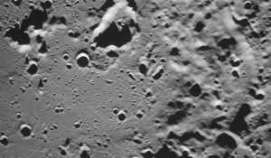 Южный полярный кратер Зееман на обратной стороне Луны.