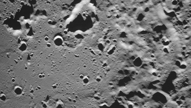Южный полярный кратер Зееман на обратной стороне Луны.
