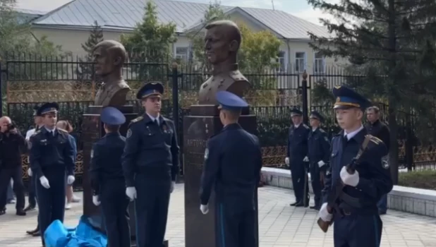 Памятники Герою Советского Союза Константину Павлюкову и Герою России Александру Антонову.