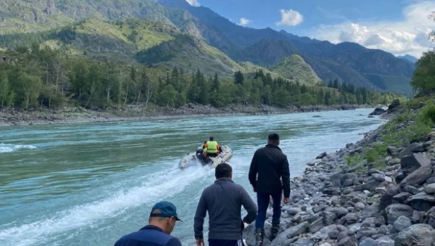 На Алтае мужчина выпал из лодки при переправе через реку и пропал