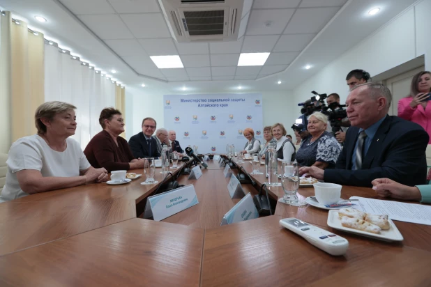 Виктор Томенко на краевой конференции пенсионеров и ветеранов.