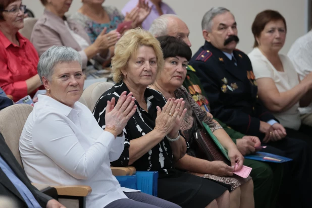 Виктор Томенко на краевой конференции пенсионеров и ветеранов.