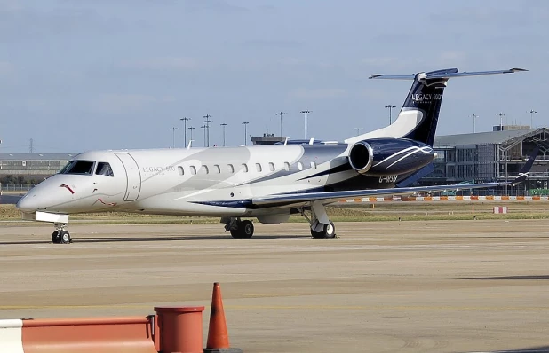 Самолет Embraer