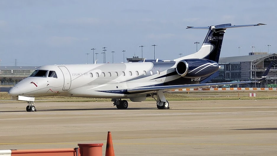 Самолет Embraer